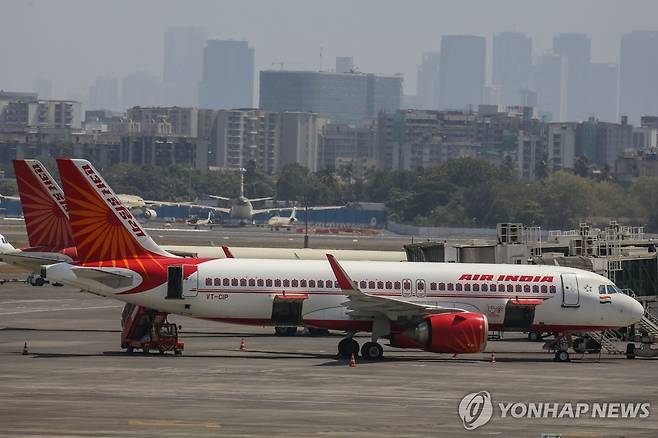 에어 인디아 여객기 인도 뭄바이 국제공항에 대기 중인 에어 인디아 여객기.
[EPA 연합뉴스 자료사진. 재판매 및 DB 금지]