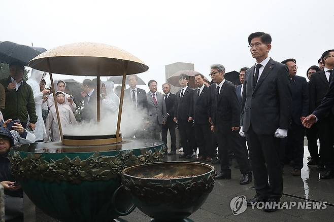 제주4·3평화공원 찾은 김문수 (제주=연합뉴스) 국민의힘 김문수 대선 후보가 2일 오전 제주시 봉개동 4·3평화공원을 찾아 제단에 분향·헌화하고 있다. 2025.6.2 [제주도사진기자회] jihopark@yna.co.kr