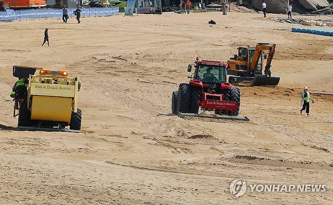 무더위 속 일하는 노동자들. [연합뉴스 자료사진]