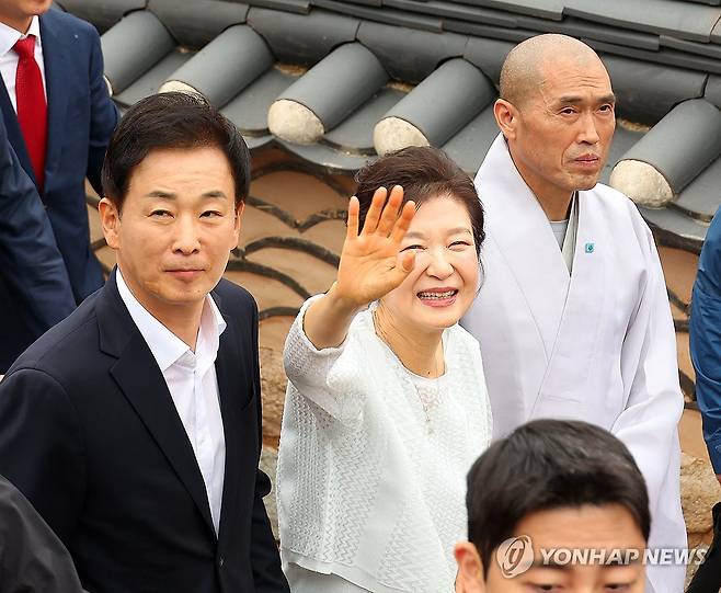 손 흔드는 박근혜 (부산=연합뉴스) 손형주 기자 = 박근혜 전 대통령이 대선을 하루 앞둔 2일 오전 부산 금정구 범어사를 찾아 지지자들에게 인사하고 있다. 박근혜 전 대통령은 이날 부산·울산·경남(PK) 지역에서 공개 일정을 소화했다. 2025.6.2 handbrother@yna.co.kr