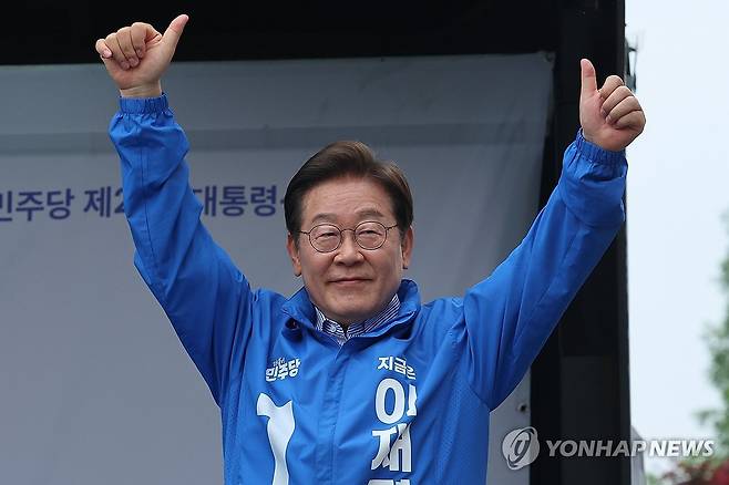 하남 시민들에게 인사하는 이재명 후보 (하남=연합뉴스) 김주성 기자 = 더불어민주당 이재명 대선 후보가 선거를 하루 앞둔 2일 경기도 스타필드 하남점 광장에서 시민들에게 인사하고 있다. 2025.6.2 utzza@yna.co.kr