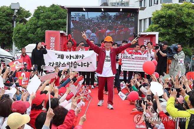 김문수, 제주 동문로터리 유세 (제주=연합뉴스) 박지호 기자 = 국민의힘 김문수 대선 후보가 2일 오전 제주시 동문로터리에서 유세를 하고 있다. 2025.6.2 jihopark@yna.co.kr