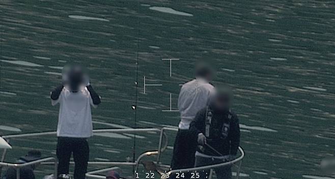 구명조끼 미착용 낚시객 [동해해경청 제공. 재판매 및 DB 금지]