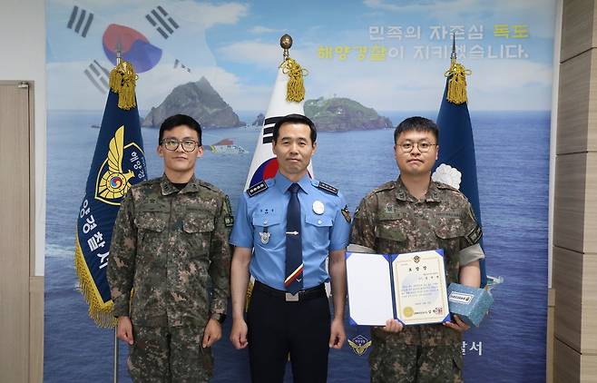 김환경 동해해경 서장과 김건영 중사(우) [동해해경 제공. 재판매 및 DB 금지]