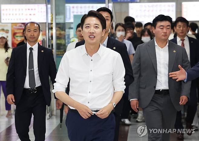 한국공학대학교 찾은 이준석 후보 (시흥=연합뉴스) 홍기원 기자 = 개혁신당 이준석 대선 후보가 2일 경기도 시흥시 정왕동 한국공학대학교에서 열린 '학식먹자 이준석' 행사에서 식당으로 들어서고 있다. 2025.6.2 xanadu@yna.co.kr