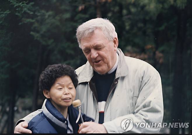 국내 첫 장애인 그룹홈 설립한 천노엘 신부 [엠마우스 복지관 제공]