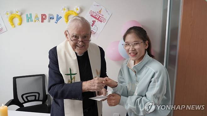 2023년 12월 축복식하는 천노엘 신부 [엠마우스 복지관 제공]