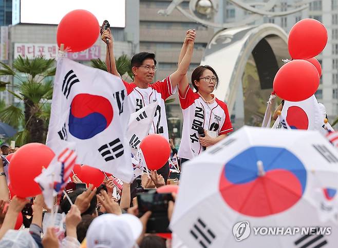 딸 김동주 씨와 함께 동대구역 찾은 김문수 후보 (대구=연합뉴스) 류영석 기자 = 국민의힘 김문수 대선 후보가 제21대 대통령선거 선거일을 하루 앞둔 2일 동대구역 광장에서 딸 동주 씨와 함께 지지를 호소하고 있다. 2025.6.2 ondol@yna.co.kr