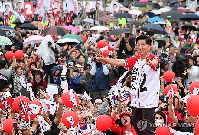 제주, 부산 지나 대구 도착한 김문수 후보 (대구=연합뉴스) 류영석 기자 = 국민의힘 김문수 대선 후보가 제21대 대통령선거 선거일을 하루 앞둔 2일 동대구역 광장에서 시민들에게 지지를 호소하고 있다. 2025.6.2 [공동취재] ondol@yna.co.kr