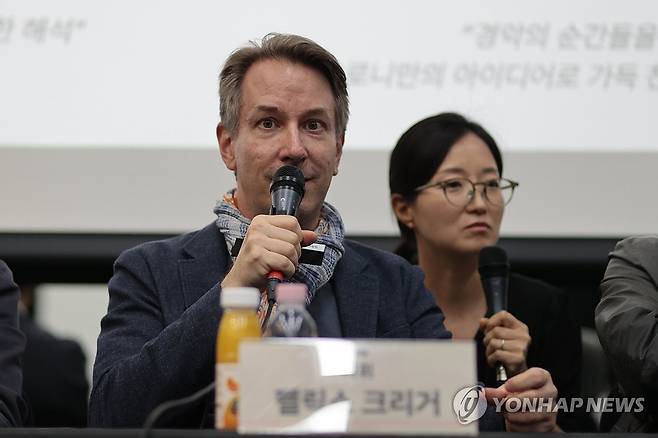 인사말하는 펠릭스 크리거 지휘자 (서울=연합뉴스) 류효림 기자 = 펠릭스 크리거 지휘자가 2일 서울 서초구 예술의전당 N스튜디오에서 열린 국립오페라단 2025 정기공연 '세 개의 오렌지에 대한 사랑' 기자간담회에서 인사말을 하고 있다. 2025.6.2 ryousanta@yna.co.kr