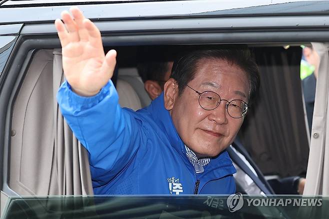 손 흔드는 이재명 후보 (하남=연합뉴스) 김주성 기자 = 더불어민주당 이재명 대선 후보가 선거를 하루 앞둔 2일 경기도 스타필드 하남점 광장에서 유세를 마친 뒤 차창 밖으로 손을 흔들고 있다. 2025.6.2 utzza@yna.co.kr