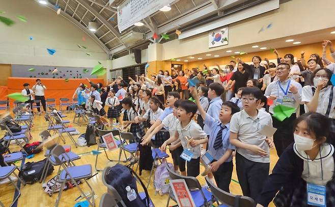 동경한국학교서 'K-종이접기 축제 한마당' (도쿄=연합뉴스) 강성철 기자 = 지난달 31일부터 일본 도쿄 동경한국학교에서 열린 'K-종이접기 축제 한마당'에서 참가자들이 '종이접기 아저씨' 김영만 씨의 지도아래 종이비행기를 접어 날리고 있다. 2025.6.2 wakaru@yna.co.kr