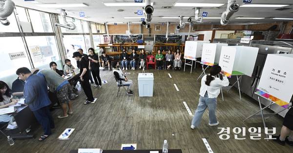 제21대 대통령선거일인 3일 오전 광명 소하2동제4투표소가 마련된 광명시 한 음식점에서 유권자들이 소중한 한표를 행사하고 있다. 2025.6.3 /이지훈기자 jhlee@kyeongin.com