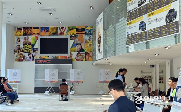 제21대 대통령선거일인 3일 인천 미추홀구 한 자동차영업소에 마련된 주안5동 제3투표소에서 유권자들이 투표를 하고 있다. 2025.6.3 /김용국기자 yong@kyeongin.com