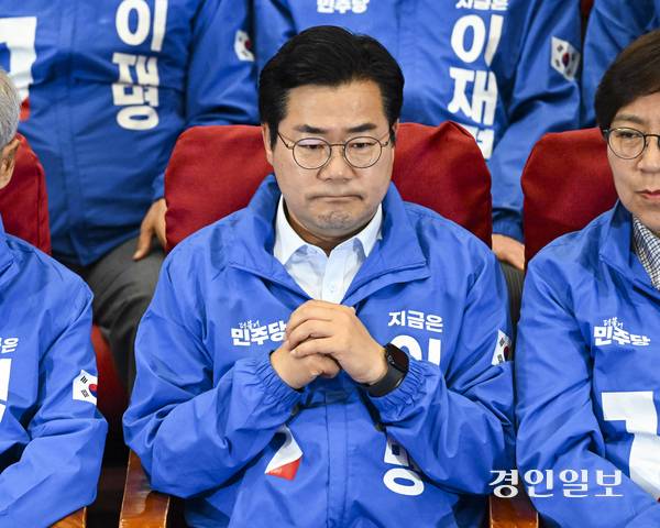 제21대 대통령선거일인 3일 오후 서울 여의도 국회에 마련된 더불어민주당 개표상황실에서 박찬대 더불어민주당 상임총괄선거대책위원장을 비롯한 당 관계자들이 방송3사 출구조사 결과 방송을 지켜보고 있다. 2025.6.3 /이지훈기자 jhlee@kyeongin.com