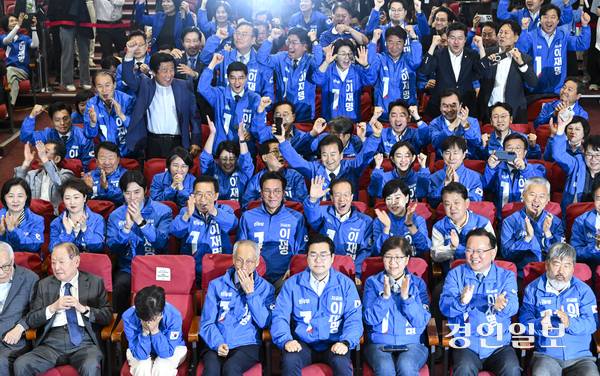 제21대 대통령선거일인 3일 오후 서울 여의도 국회에 마련된 더불어민주당 개표상황실에서 박찬대 더불어민주당 상임총괄선거대책위원장을 비롯한 당 관계자들이 방송3사 출구조사 결과 방송을 지켜보고 있다. 2025.6.3 /이지훈기자 jhlee@kyeongin.com