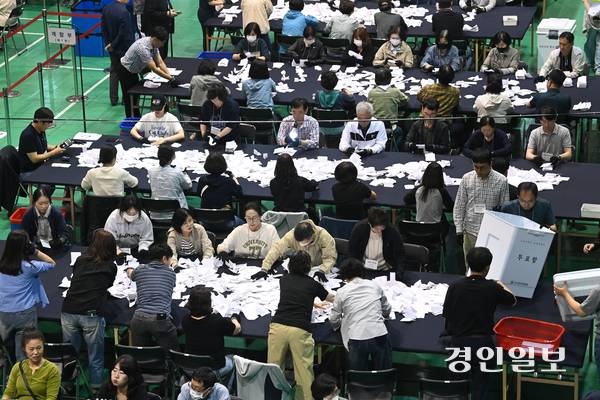 3일 오후 수원시 영통구 아주대학교 실내체육관에 마련된 개표장에서 제21대 대통령선거 개표가 실시되고 있다. 2025.6.3 /최은성기자 ces7198@kyeongin.com