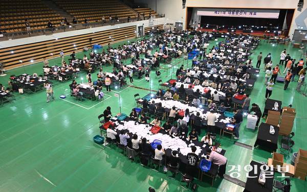 3일 오후 수원시 영통구 아주대학교 실내체육관에 마련된 개표장에서 제21대 대통령선거 개표가 실시되고 있다. 2025.6.3 /최은성기자 ces7198@kyeongin.com