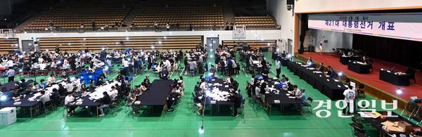 3일 오후 수원시 영통구 아주대학교 실내체육관에 마련된 개표장에서 제21대 대통령선거 개표가 실시되고 있다. 2025.6.3 /최은성기자 ces7198@kyeongin.com