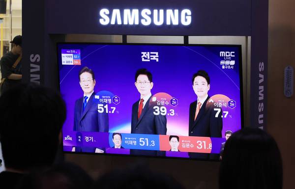제21대 대통령선거가 치러진 3일 서울역 대합실에서 시민들이 TV를 통해 선거 출구조사 결과 발표 방송을 지켜보고 있다. 2025.6.3 /연합뉴스