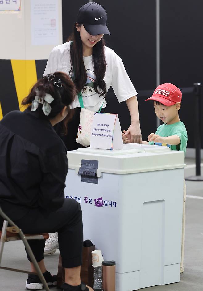 ▲ 제21대 대통령선거일인 3일 오전 인천 미추홀구 지하주차장에 마련된 주안4동 제2투표소에서 한 어린이가 엄마와 함께 투표를 하고 있다. /이재민 기자 leejm@incheonilbo.com