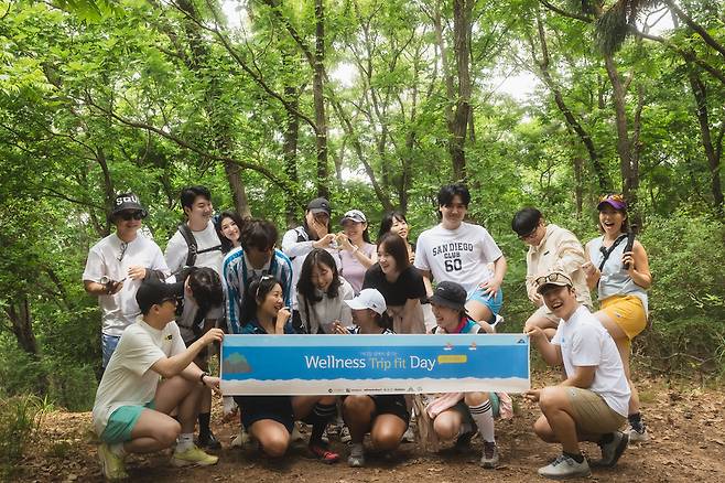 ▲지난달 31일부터 1일까지 옹진군 신시모도에서 '신시모도 웰니스 트립'이 진행된 가운데, 참가자들이 기념촬영을 하고 있다. /사진제공=인천관광공사