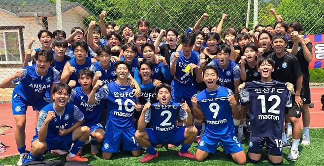 3일 경남 통영 산양스포츠파크 구장서 열린 제30회 무학기 전국고교축구대회서 용인태성을 꺾고 결승에 진출한 안산FC 선수들이 환호하며 기념촬영을 하고 있다. 사진=한국축구신문