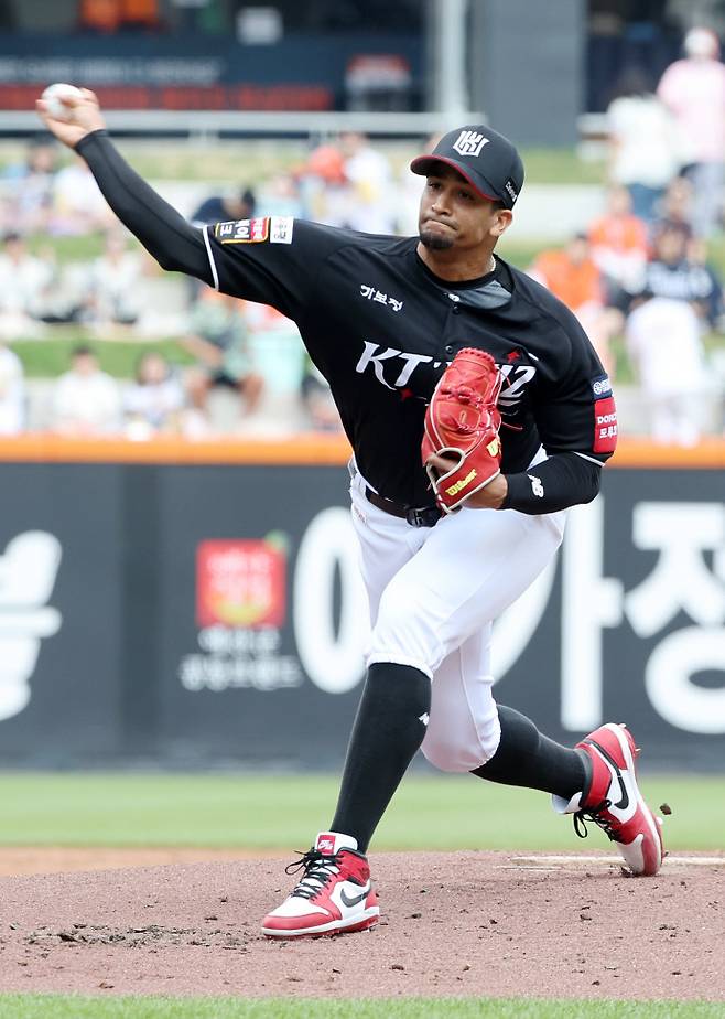 3일 대전 한화생명 볼파크에서 열린 2025 신한 SOL 뱅크 KBO리그 한화 이글스와 kt 위즈의 경기. 1회말 kt 선발 쿠에바스가 힘차게 공을 던지고 있다. 연합