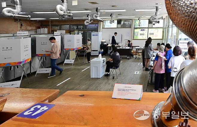 제21대 대통령선거 투표일인 3일 광명시 한 음식점에 마련된 소하2동 제4투표소에서 유권자들이 투표하고 있다. 임채운기자