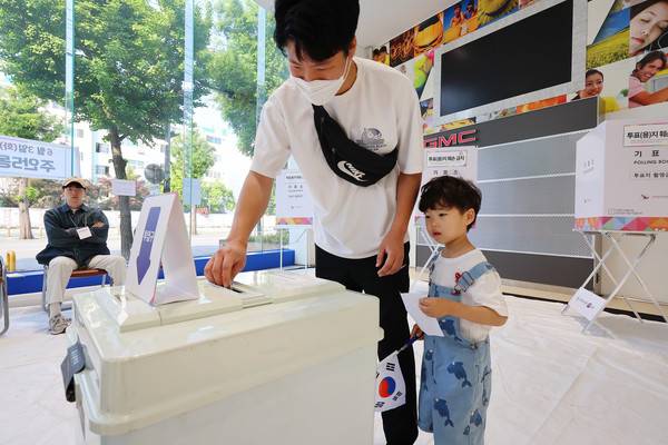 제21대 대통령 선거일인 3일 인천 미추홀구 한 자동차 판매 영업소에 마련된 주안5동 제3투표소에서 한 어린이가 아빠 투표를 지켜보고 있다. [사진=연합뉴스]