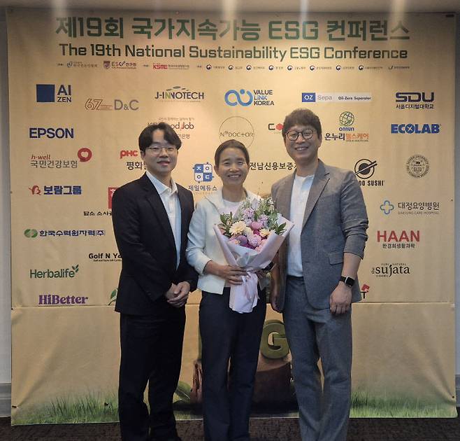 이지원 원장(가운데)과 서춘석 부장(우), 최형권 대리(좌)가 수상의 기쁨을 안고, 기념 사진 촬영에 응하고 있다. 사진=대정요양병원 제공.