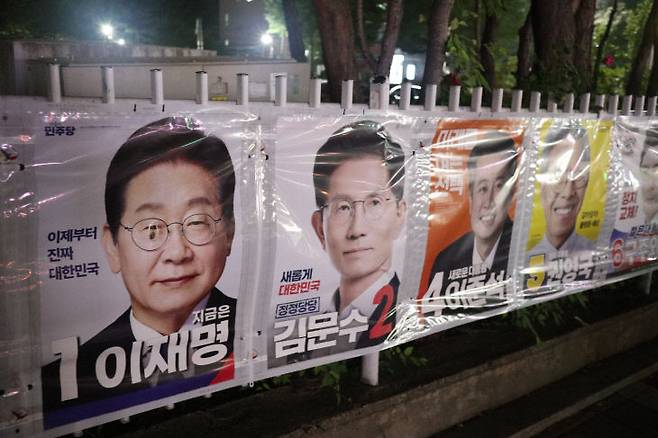 2일 대전 서구 관저동에 부착된 대선 후보 벽보 모습. 누군가 담뱃재로 눌러 한 대선 후보자의 얼굴이 나온 벽보를 훼손한 상태다. (사진=임병안 기자)