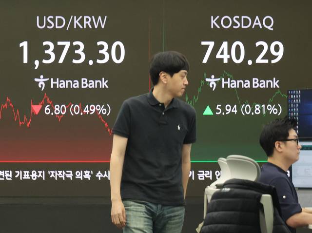 &nbsp;서울 하나은행 본점 딜링룸 모습. /연합뉴스