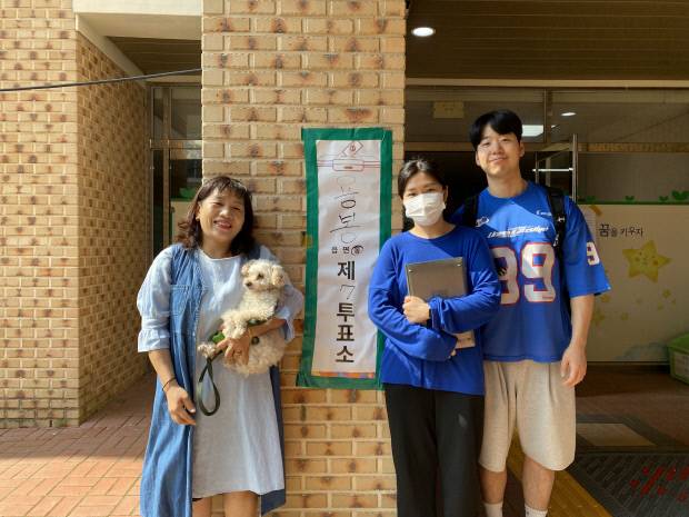 반려견과 함께 투표하러 온 황경순·고휘화·최동원 가족.
