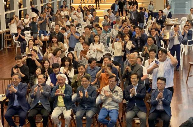 강기정 광주시장과 시민들이 3일 시청 1층 시민홀에서 21대 대통령선거 출구조사 발표 방송을 보고 있다.