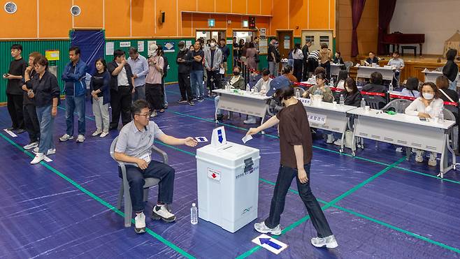 제21대 대통령 선거일인 3일 울산 남구 삼산초등학교에 마련된 '삼산동 제7·9투표소'에서 유권자들이 투표를 하고 있다. 최지원 기자