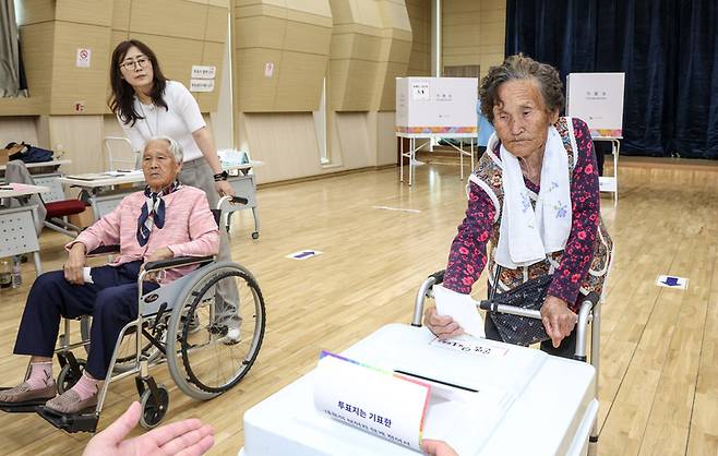 제21대 대통령 선거일인 3일 오전 올해로 100세를 맞은 (오른쪽부터)오무식, 김두리 어르신이 울산 울주군 온양읍행정센터 대회의실에 마련된 '온양읍 제1투표소'를 찾아 투표를 하고 있다. 이수화 기자