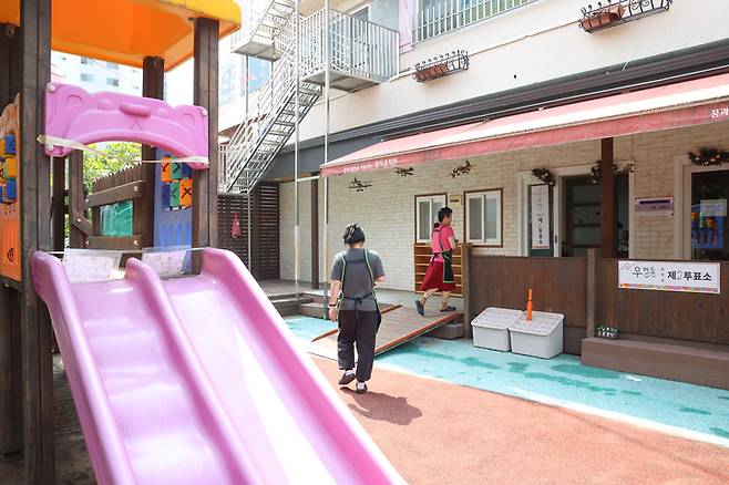 제21대 대통령선거일인 3일 2022년 휴원한 울산 중구 양지유치원에 마련된 '우정동 제2투표소'에 인근 상가 상인들이 잠시 틈을 내 소중한 한 표를 행사하기 위해 투표소를 찾고 있다. 이수화 기자