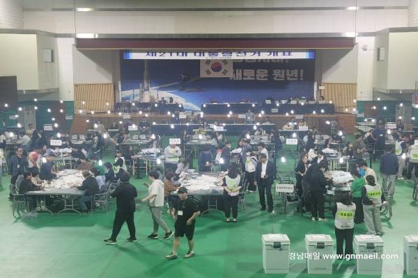 사천읍 사천체육관에 마련된 사천시 개표소에서 개표사무원이 3일 오후 8시 40분께 먼저 도착한 투표함을 열고 투표용지를 분류하고 있다. 양기섭 기자