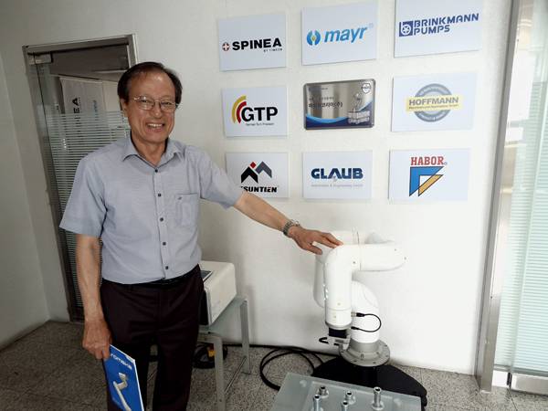 이종판 마이어코리아 회장이 뉴로메카 협동로봇을 시연하며 환하게 웃고 있다. 신정윤 기자