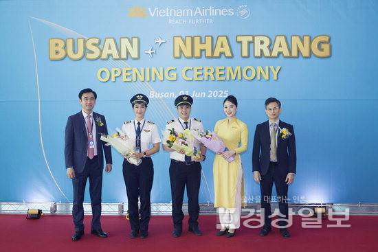 ▲ 베트남 국영 항공사인 베트남항공이 부산과 냐쨩간 직항 노선을 지난 1일부터 개설한 가운데 취항 첫 날 첫 비행을 축하하는 워터살루트 퍼포먼스를 진행했다. 베트남항공 제공