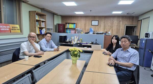 민주노동당 경남도당 사무실에서 관계자들이 3일 오후 대선 출구 조사 결과를 지켜보고 있다. /문정민 기자