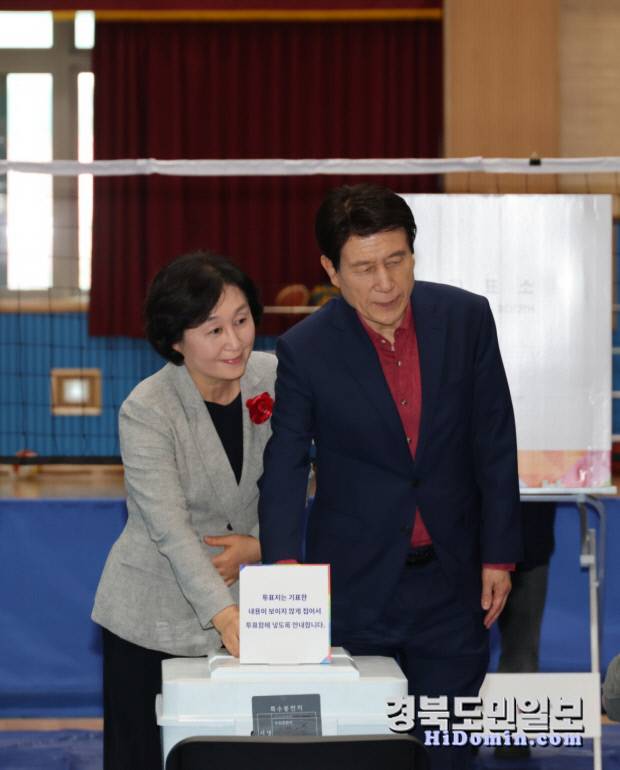 이강덕 포항시장이 오천 제1투표소에서 배우자 최혜련 여사와 함께 투표를 하고 있다. 사진=포항시 제공