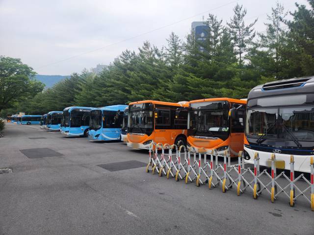 지난 2일 오전 경남 창원시 성산구 대방동종점 인근 회차장에 파업에 돌입한 시내버스 10여 대가 주차돼 있다. 강대한 기자