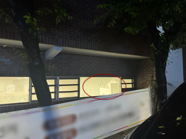 3일 오전 5시께 사상구 주례동 제7투표소 외벽 유리창이 깨진 채로 발견됐다. 사상경찰서 제공