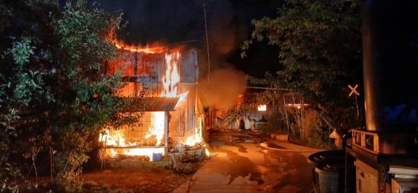 경북 의성군 옥산면의 한 단독주택에서 발생한 화재가 건물 외벽까지 번져 맹렬히 타오르고 있다. 의성소방서