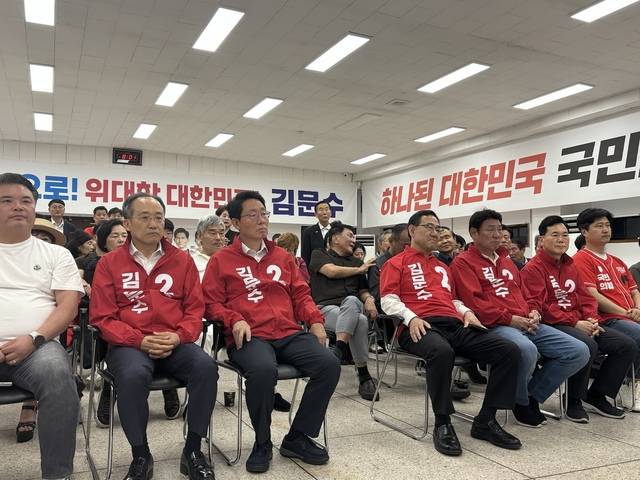 대구지역 의원들이 3일 국민의힘 대구시당에서 6.3 대선 방송3사 출구조사 결과를 지켜보고 있다. 이혜림 기자