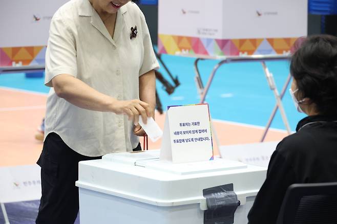 제21대 대통령 선거일인 3일 대구 수성구 대구여고 체육관에 마련된 범어1동 제2투표소에서 투표가 이뤄지고 있다. 연합뉴스