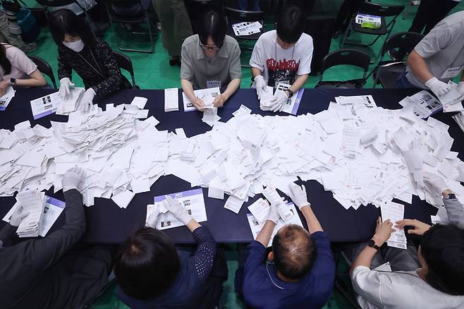 제21대 대통령 선거일인 3일 서울 관악구 서울대학교 체육관에 마련된 개표소에서 표 분류작업이 이뤄지고 있다.  연합뉴스