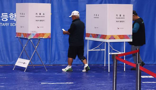 제21대 대통령선거일인 3일 오전 제주시 연동 제2투표소가 마련된 신제주초 체육관에서 유권자들이 투표하고 있다. (사진= 연합뉴스)